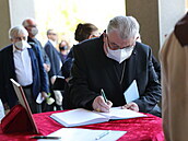 Kardinál Dominik Duka zanechal svou kondolenci v kondolenční knížce.