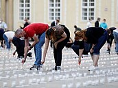 Tisíce svíek, které symbolizovaly obti covidu-19, zapalovali zamstnanci...