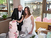 Bohu a Lucinka krájeli svatební dort.