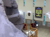 Raketa vlétla do rabínova domu a prorazila ze do synagogy.
