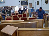 Dobrovolníci uklízejí vnitek synagogy.