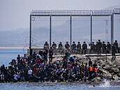 Ceuta je pod náporem migrant.