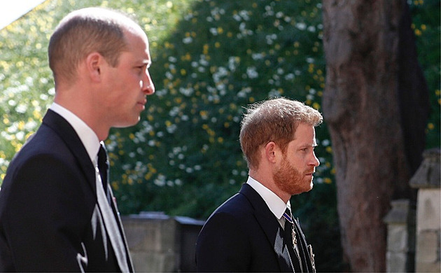 Harry podle bratra Williama hází královskou rodinu pod autobus.