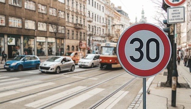 Většina Čechů odmítá třicítku ve městech. Padesátka vyhovuje polovině