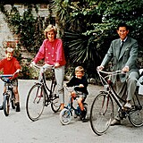 Princ Charles s princeznou Dianou a oběma syny. Harry má vlastní kolo, ale za...