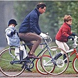 Princ Harry tvrdí, že nikdy nezažil pocit, kdy by ho otec vezl na kole. Je to...