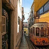 Symbolem Lisabonu jsou i žluté tramvaje.