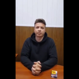 Běloruská policie zveřejnila video s Protasevičem ve vazební věznici