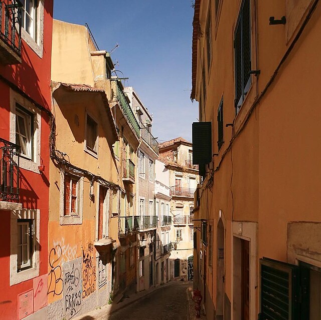 Portugalsk metropole je pln malebnch uliek a zkout.