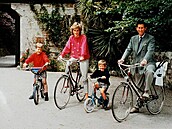 Princ Charles s princeznou Dianou a obma syny. Harry má vlastní kolo, ale za...