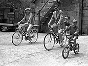 Princ Harry tvrdí, e nikdy nezail pocit, kdy by ho otec vezl na kole. Je to...