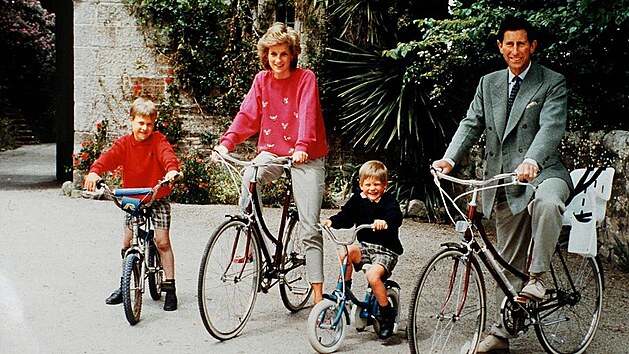 Princ Charles s princeznou Dianou a obma syny. Harry má vlastní kolo, ale za...