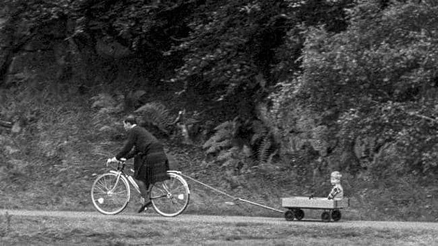 Princ Charles veze Harryho v okolí sídla Balmoral.