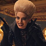 Roli hlavní čarodějnice ztvárnila Anne Hathaway.