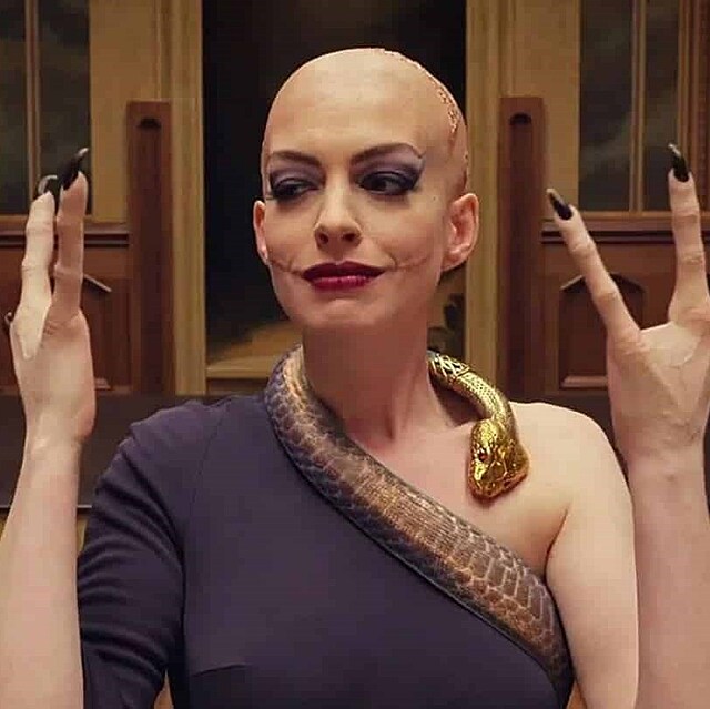 Ve sn�mku �arod�jnice (2020) si hlavn� odp�rkyni mal�ch d�t� zahr�la Anne Hathaway. Anjelice Houston se dostalo velmi adekv�tn� n�sledovnice.