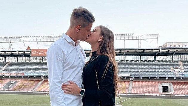 Adam Hloek se svou pítelkyní