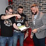 Lukovu knihu Slzy ryte z Dakaru poktil herec Radim Fiala a MMA bojovnk...
