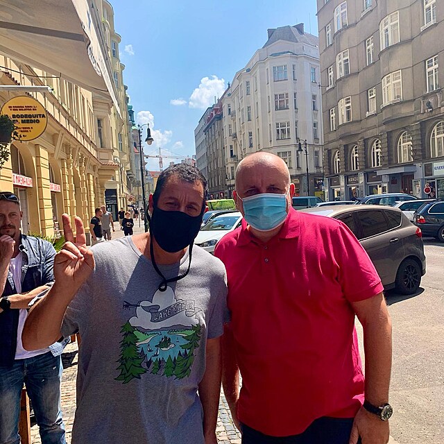 Adam Sandler se v Praze vyfotil s Tomem Sglem.