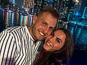 Dominika se svým manelem na líbánkách v Dubaji.