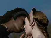Anna Boleynová má v sérii dokonce i líbací scénu s enou.