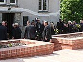 Smutení hosté ekající ped krematoriem.