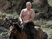 Vladimir Putin se na koni také fotí rád.