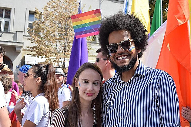 Dominik Feri s partnerkou na pochodu Prague Pride