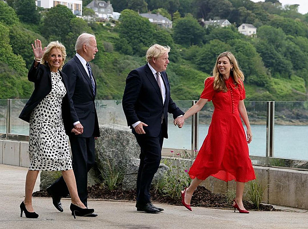 Joe Biden s manželkou Jill a Boris Johnson se svou Carrie
