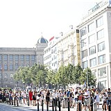 Fronta lidí před nově otevřeným pražským Primarkem.