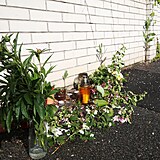 Před domem zesnulé Libušky Šafránkové přibývají květiny a zapálené svíčky.
