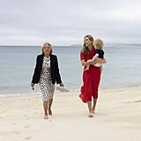 Jill Bidenová a Carrie Johnsonová se synem při plážové procházce.