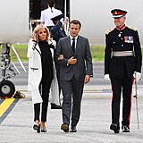 Emmanuel Macron si přivedl manželku Brigitte.