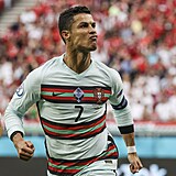 Cristiano Ronaldo slaví gól do sítě Maďarska.