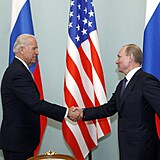Joe Biden při setkání s Vladimirem Putinem
