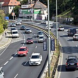 Holešovičky v Praze poslední roky trpí nárůstem dopravy a častými kolonami.