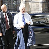 Oslavenec Václav Klaus přijíždí na oslavu na Pražském hradě.