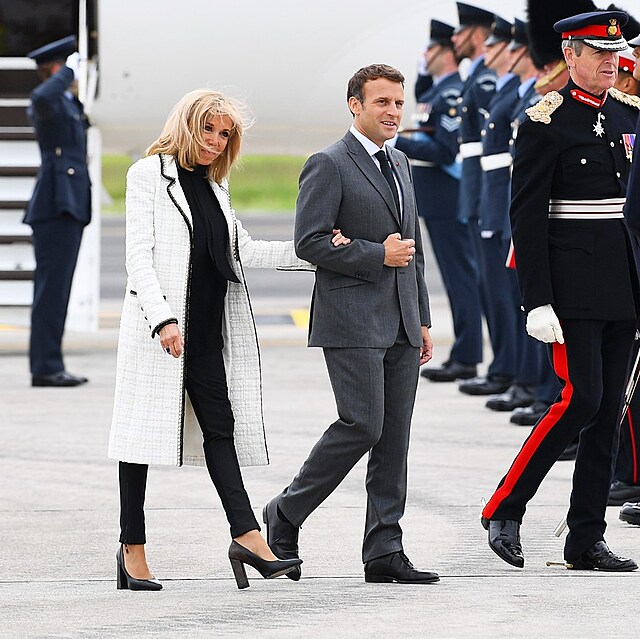 Emmanuel Macron si pivedl manelku Brigitte.