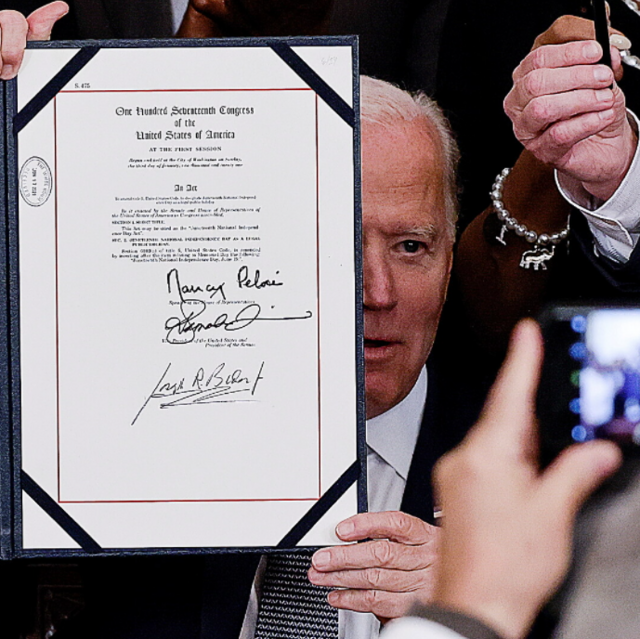 Prezident Joe Biden podepsal zkon, kter in 19. erven federlnm svtkem....