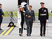 Emmanuel Macron si pivedl manelku Brigitte.