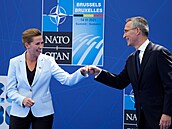Dánská premiérka Mette Fredriksenová s generálním tajemníkem NATO Jensenem...