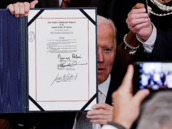 Prezident Joe Biden podepsal zákon, který iní 19. erven federálním svátkem....