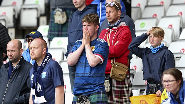 Zklamaní fanouci na tribun.