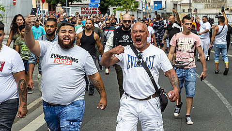 Pieta a demonstrace za Roma, který zemel pi pevozu do nemocnice po zákroku...