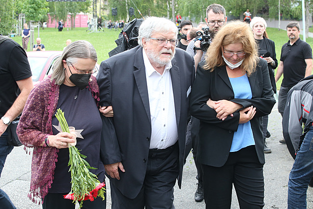 Jana Kaera musely cestou do kostela sv. Aneky eské podpírat dv dámy. 