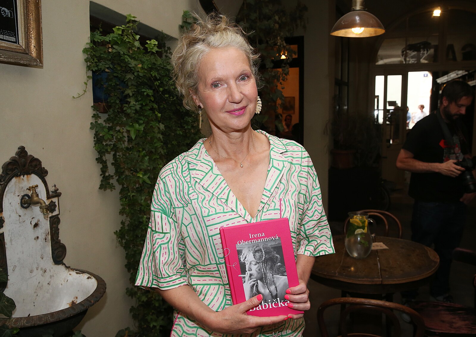 irena-obermannov-slav-61-narozeniny-fotkou-v-kalhotk-ch-a-naho-e-bez