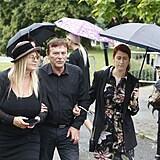 Pavel Trávníček a jeho žena Monika s režisérkou Pavlínou Moskalykovou, jejíž...
