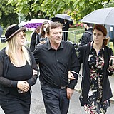 Pavel Trávníček a jeho žena Monika s režisérkou Pavlínou Moskalykovou, která...