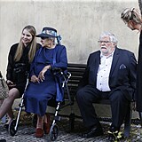 Jan Kaer se sestrou sv zesnul eny Tamarou. Na lavice s nimi sed i hercova...