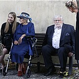 Jan Kačer se sestrou své zesnulé ženy Tamarou. Na lavičce s nimi sedí i hercova...