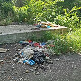 V okolí se povalovaly nejrůznější odpadky.